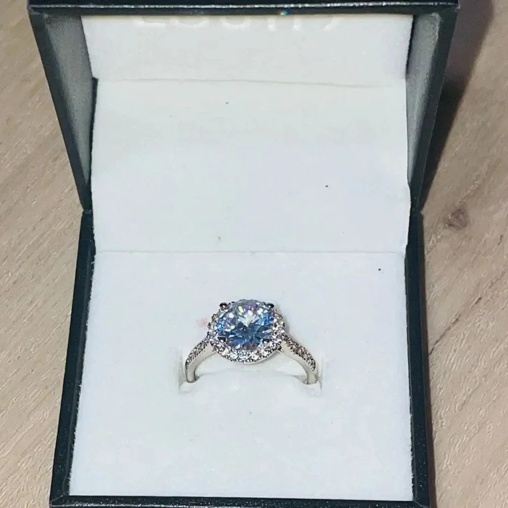 NORDSTROM JEWELRY BEAUTIFUL BRILLIANT 4CTW HALO STERLING PLATED CZ. RING SIZE 8